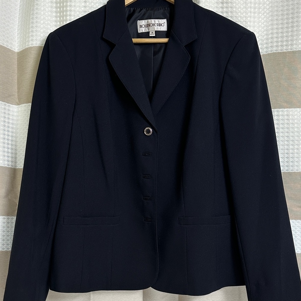Roundtree & Yorke Women's Black Blazer